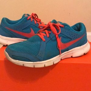 Nike women’s size 8.5 flex experience 2